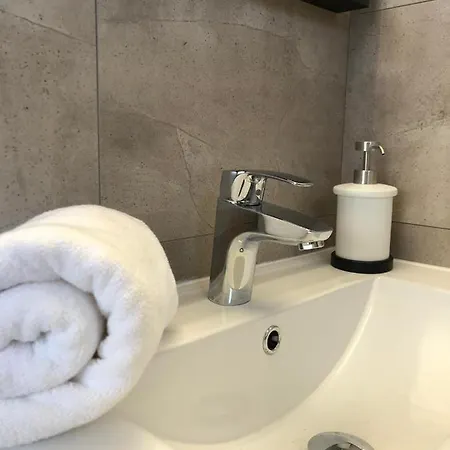 5 Min Walk From Yumbo! 128 Lägenhet