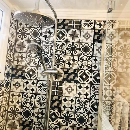 5 Min Walk From Yumbo! 128