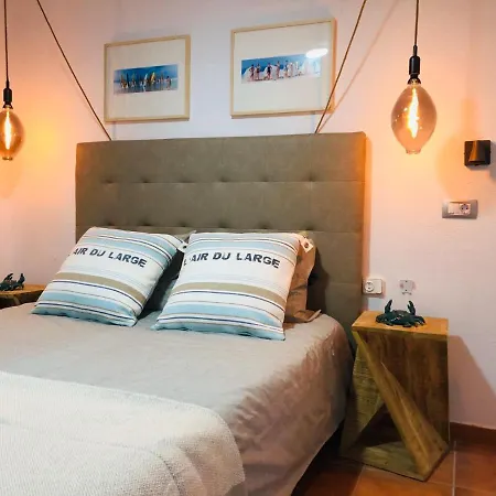 5 Min Walk From Yumbo! 128 *