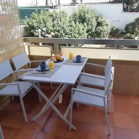 Lägenhet 5 Min Walk From Yumbo! 128