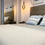 5 Min Walk From Yumbo! 128